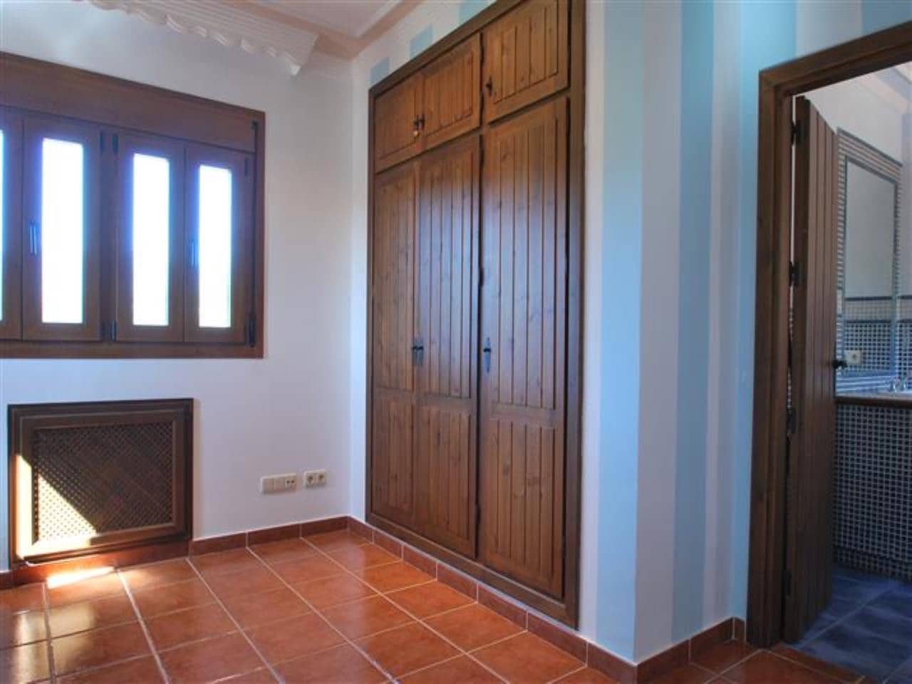 4 bedroom Villa for sale in Estepona with garage - € 2,500,000 (Ref: 6224121)