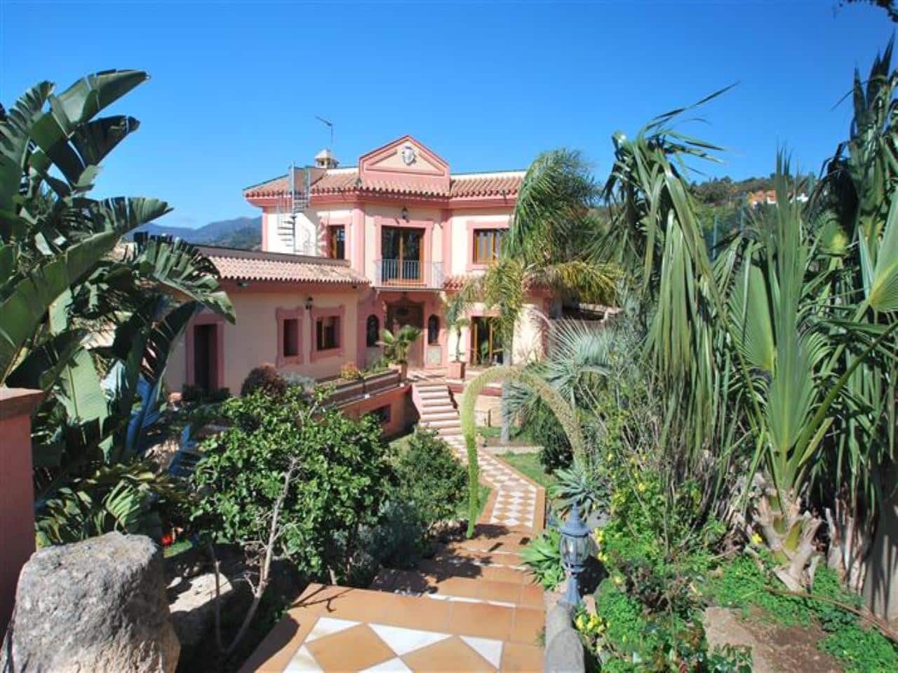 4 bedroom Villa for sale in Estepona with garage - € 2,500,000 (Ref: 6224121)