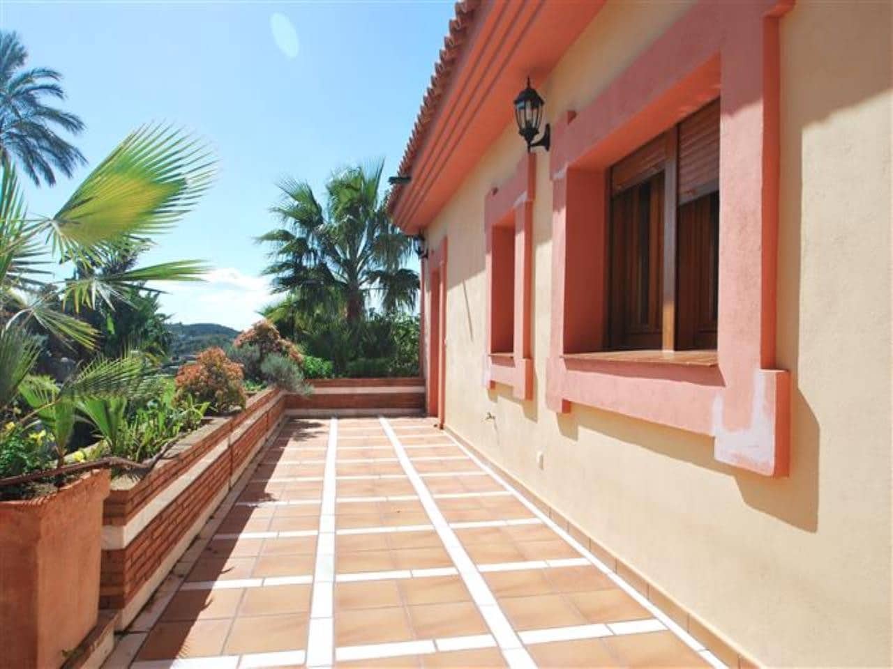 4 bedroom Villa for sale in Estepona with garage - € 2,500,000 (Ref: 6224121)