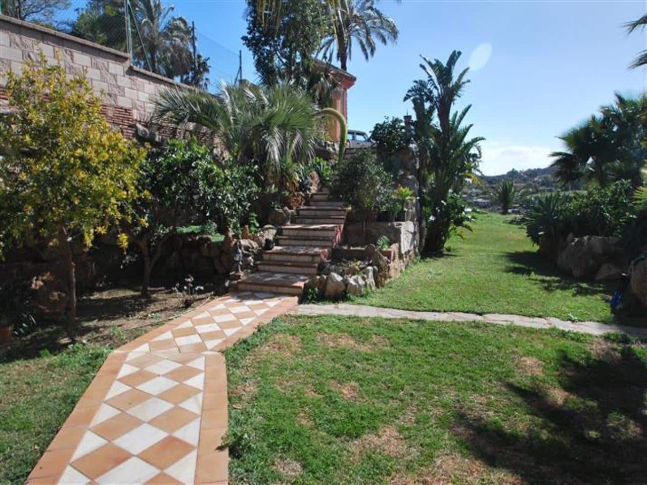 4 bedroom Villa for sale in Estepona with garage - € 2,500,000 (Ref: 6224121)