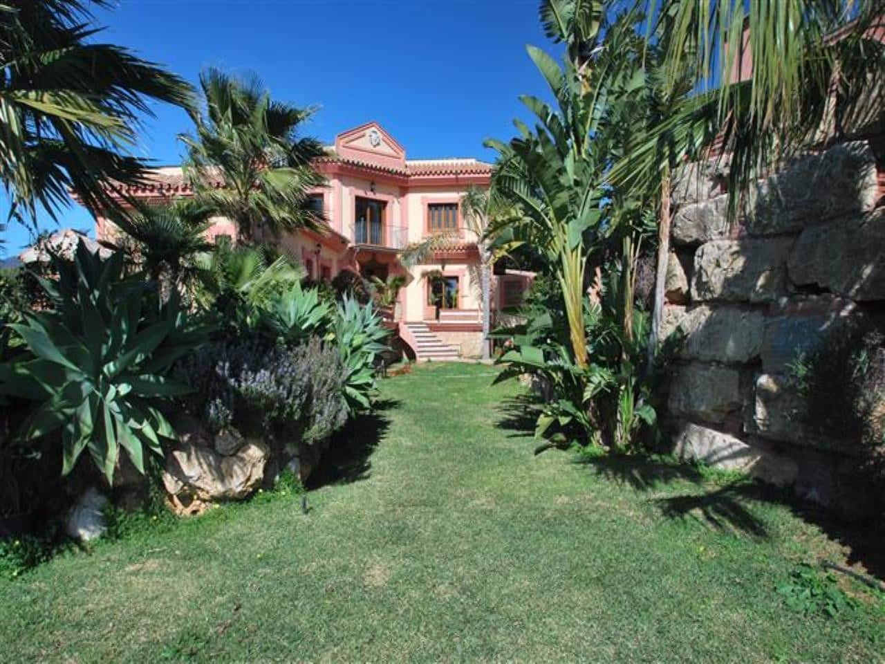 4 bedroom Villa for sale in Estepona with garage - € 2,500,000 (Ref: 6224121)