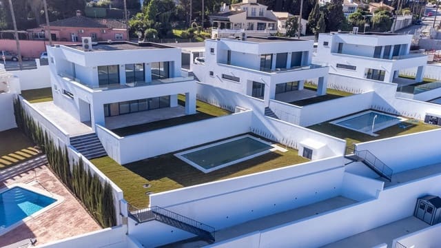 4 makuuhuone Huvila myytävänä paikassa Castillo de la Duquesa, Manilva mukana uima-altaan 
autotalli - 1 065 000 € (Ref: 6316760)