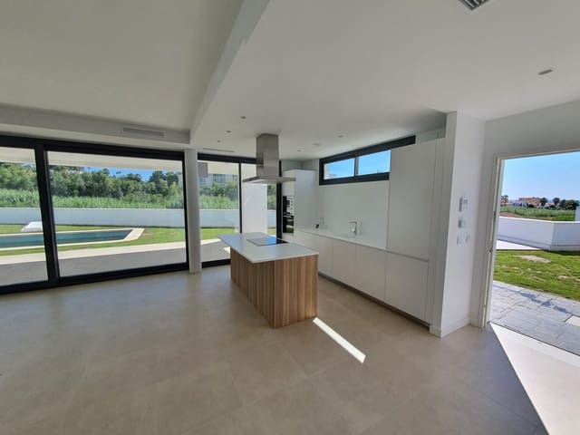 4 makuuhuone Huvila myytävänä paikassa Castillo de la Duquesa, Manilva mukana uima-altaan 
autotalli - 1 065 000 € (Ref: 6316760)