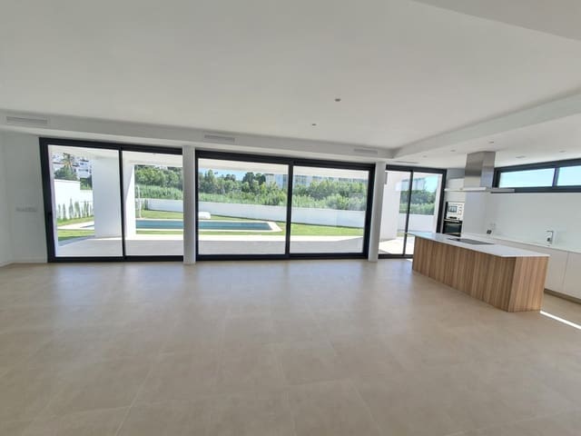 4 makuuhuone Huvila myytävänä paikassa Castillo de la Duquesa, Manilva mukana uima-altaan 
autotalli - 1 065 000 € (Ref: 6316760)