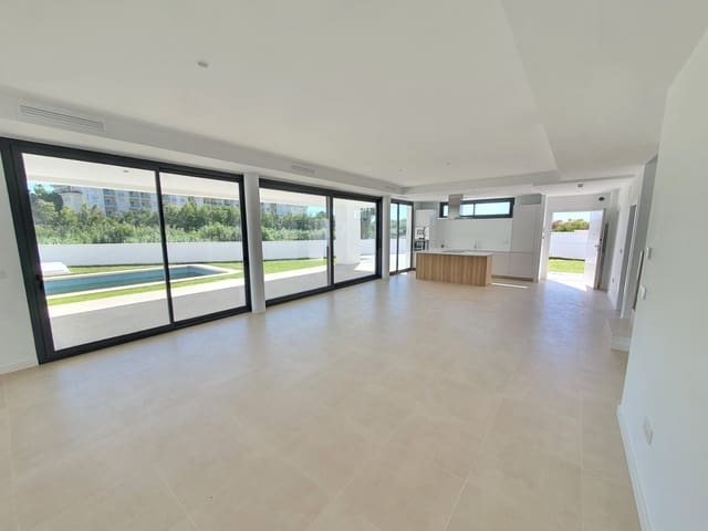 4 makuuhuone Huvila myytävänä paikassa Castillo de la Duquesa, Manilva mukana uima-altaan 
autotalli - 1 065 000 € (Ref: 6316760)