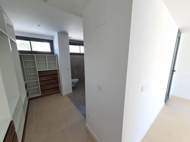 4 makuuhuone Huvila myytävänä paikassa Castillo de la Duquesa, Manilva mukana uima-altaan 
autotalli - 1 065 000 € (Ref: 6316760)
