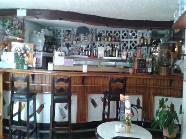 Erhverv til salg i Estepona med swimmingpool - € 186.000 (Ref: 6967453)