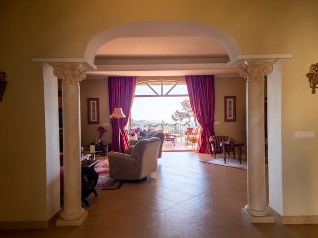 7 bedroom Villa for sale in Altos de Estepona, Estepona with pool garage - € 2,100,000 (Ref: 7808671)