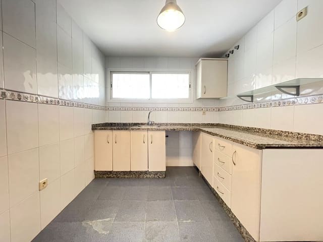 3 bedroom Apartment for sale in Punta Plata, Estepona with pool - € 250,000 (Ref: 8394356)