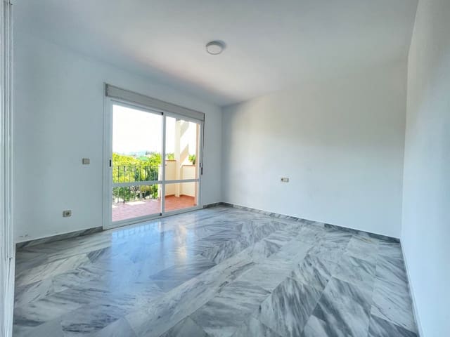 3 bedroom Apartment for sale in Punta Plata, Estepona with pool - € 250,000 (Ref: 8394356)