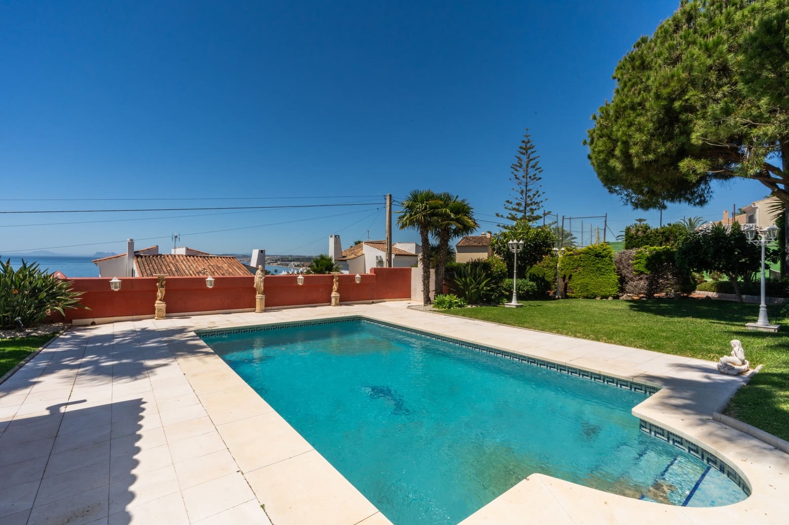 6 soveværelse Villa til salg i Estepona med swimmingpool garage - € 3.800.000 (Ref: 9009832)