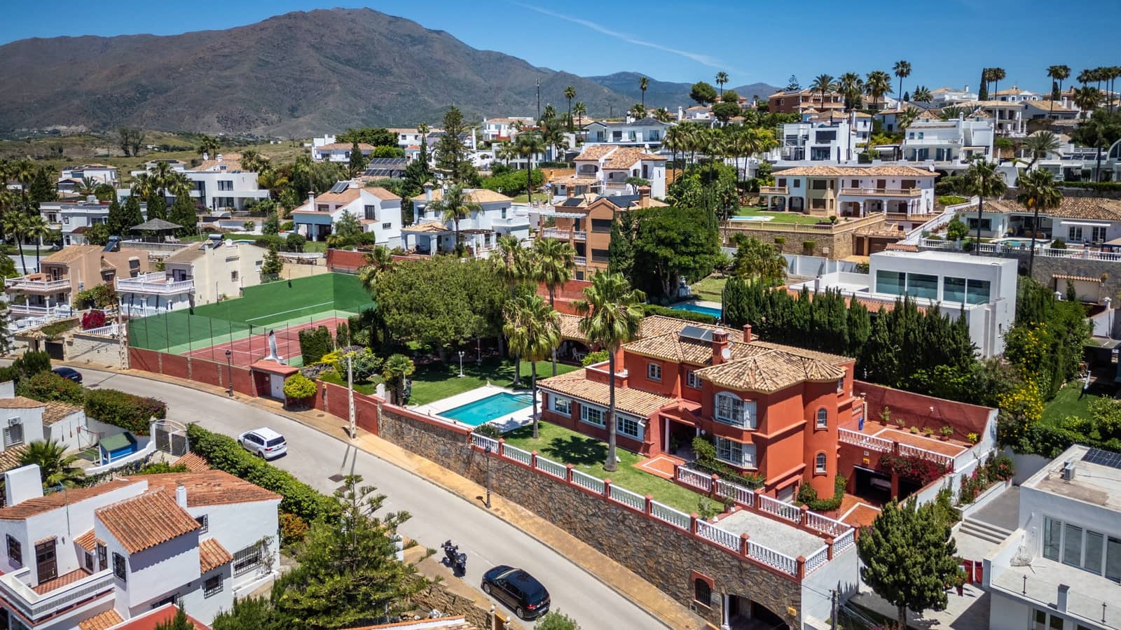 6 soveværelse Villa til salg i Estepona med swimmingpool garage - € 3.800.000 (Ref: 9009832)