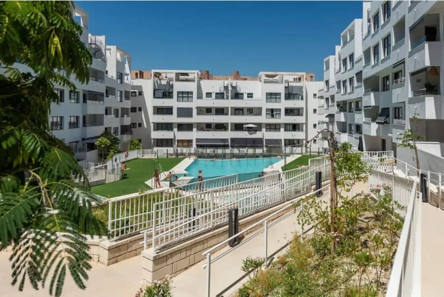 2 makuuhuone Huoneisto myytävänä paikassa Estepona mukana uima-altaan 
autotalli - 399 000 € (Ref: 9057105)