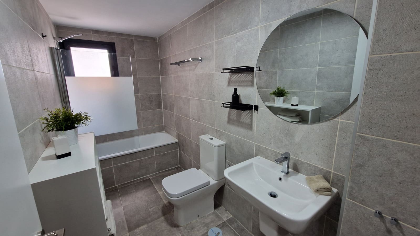 2 makuuhuone Huoneisto myytävänä paikassa Estepona mukana uima-altaan 
autotalli - 399 000 € (Ref: 9057105)