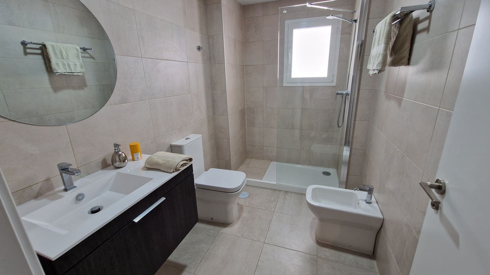 2 makuuhuone Huoneisto myytävänä paikassa Estepona mukana uima-altaan 
autotalli - 399 000 € (Ref: 9057105)