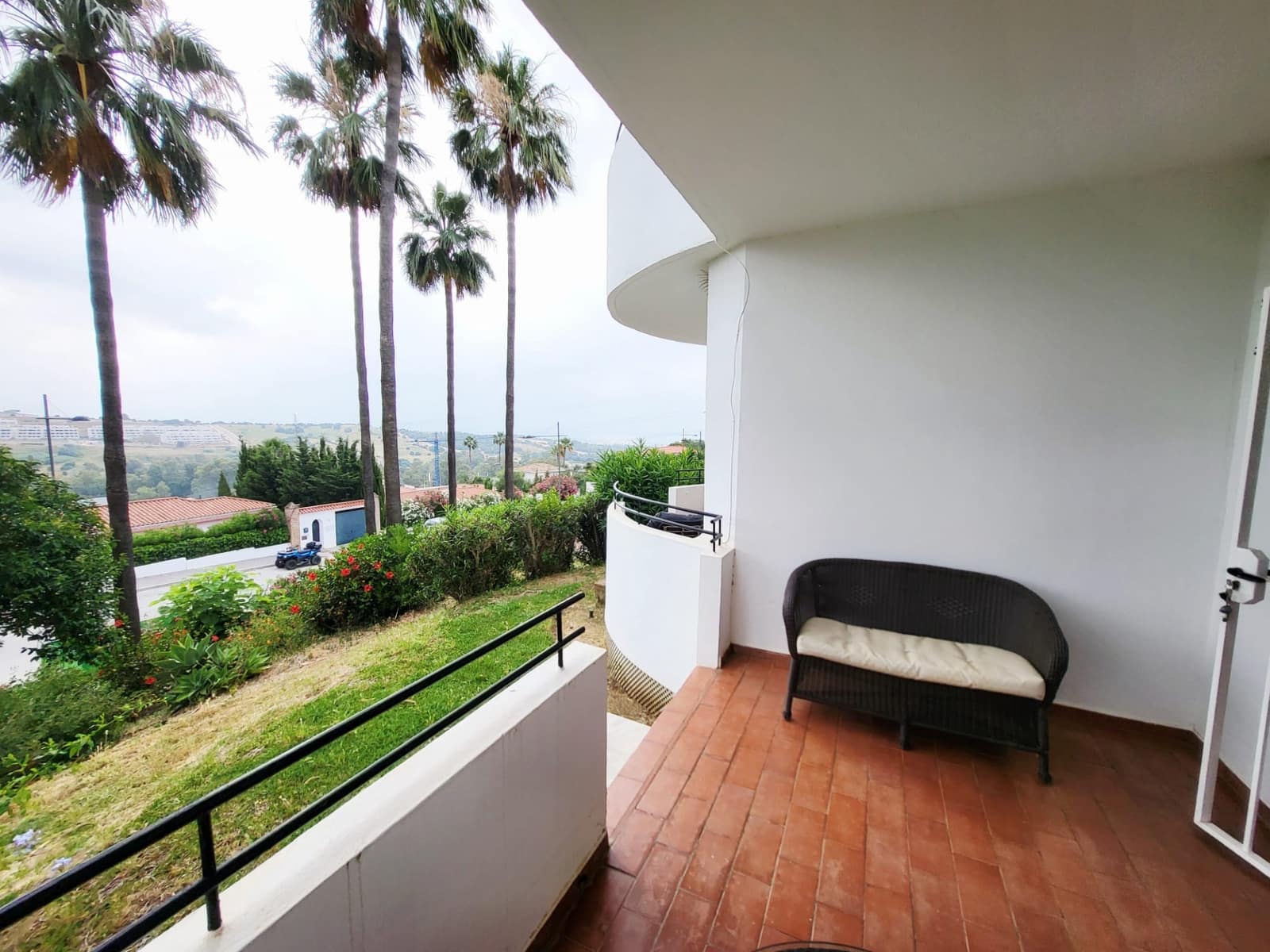 2 bedroom Apartment for sale in Estepona with pool - € 260,000 (Ref: 9057106)