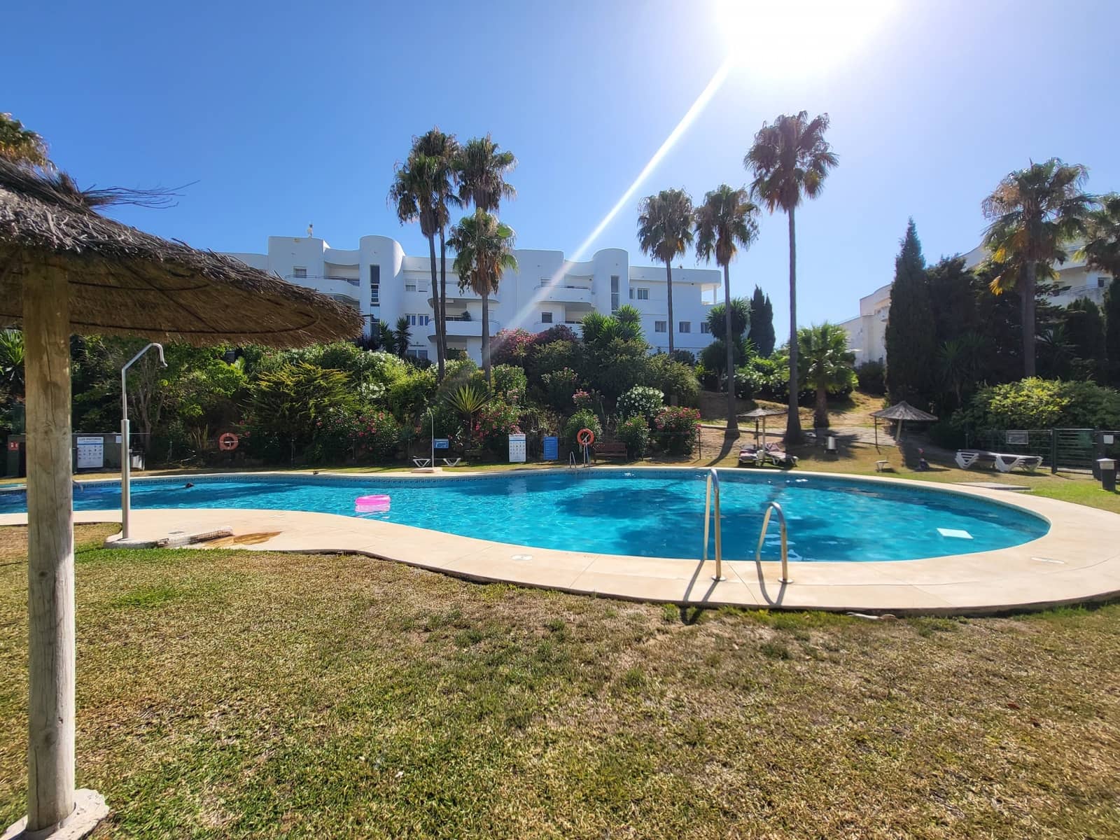 2 bedroom Apartment for sale in Estepona with pool - € 260,000 (Ref: 9057106)