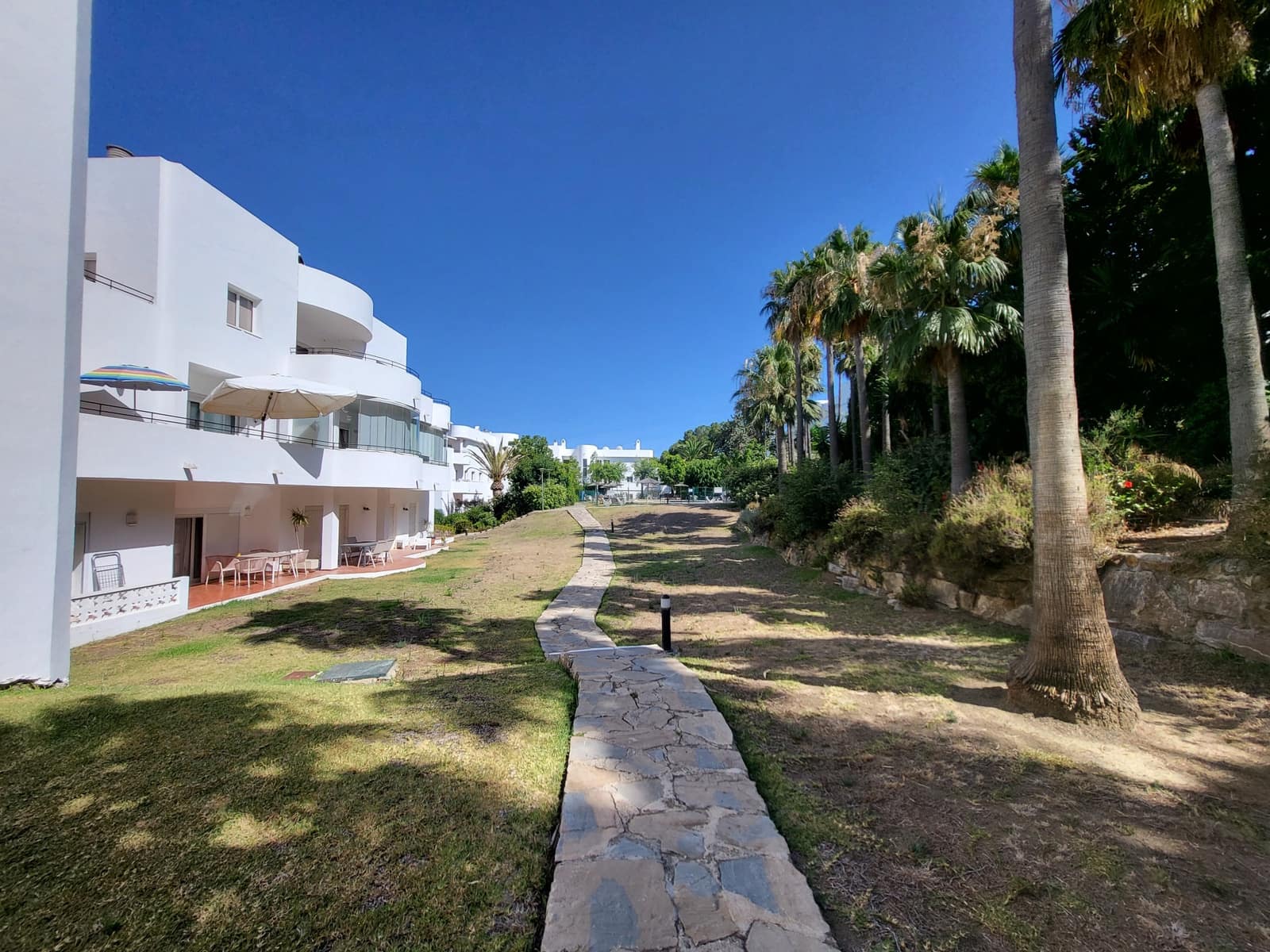2 bedroom Apartment for sale in Estepona with pool - € 260,000 (Ref: 9057106)