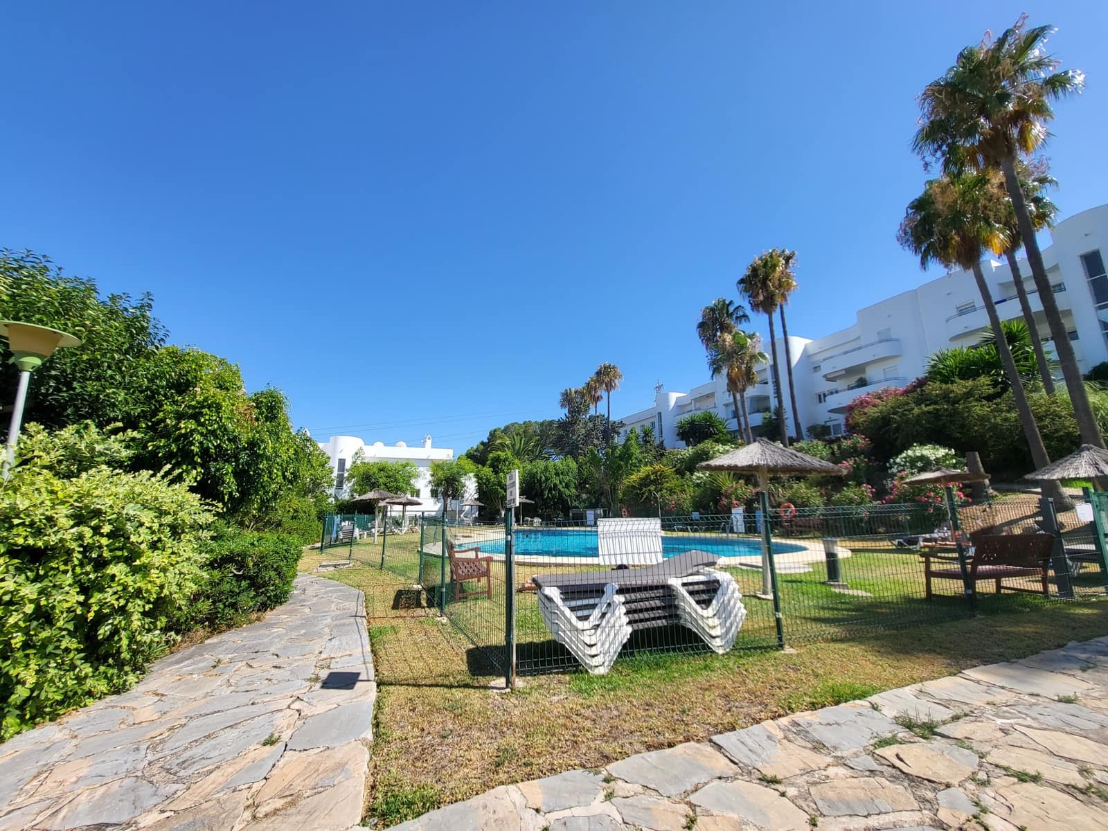2 bedroom Apartment for sale in Estepona with pool - € 260,000 (Ref: 9057106)
