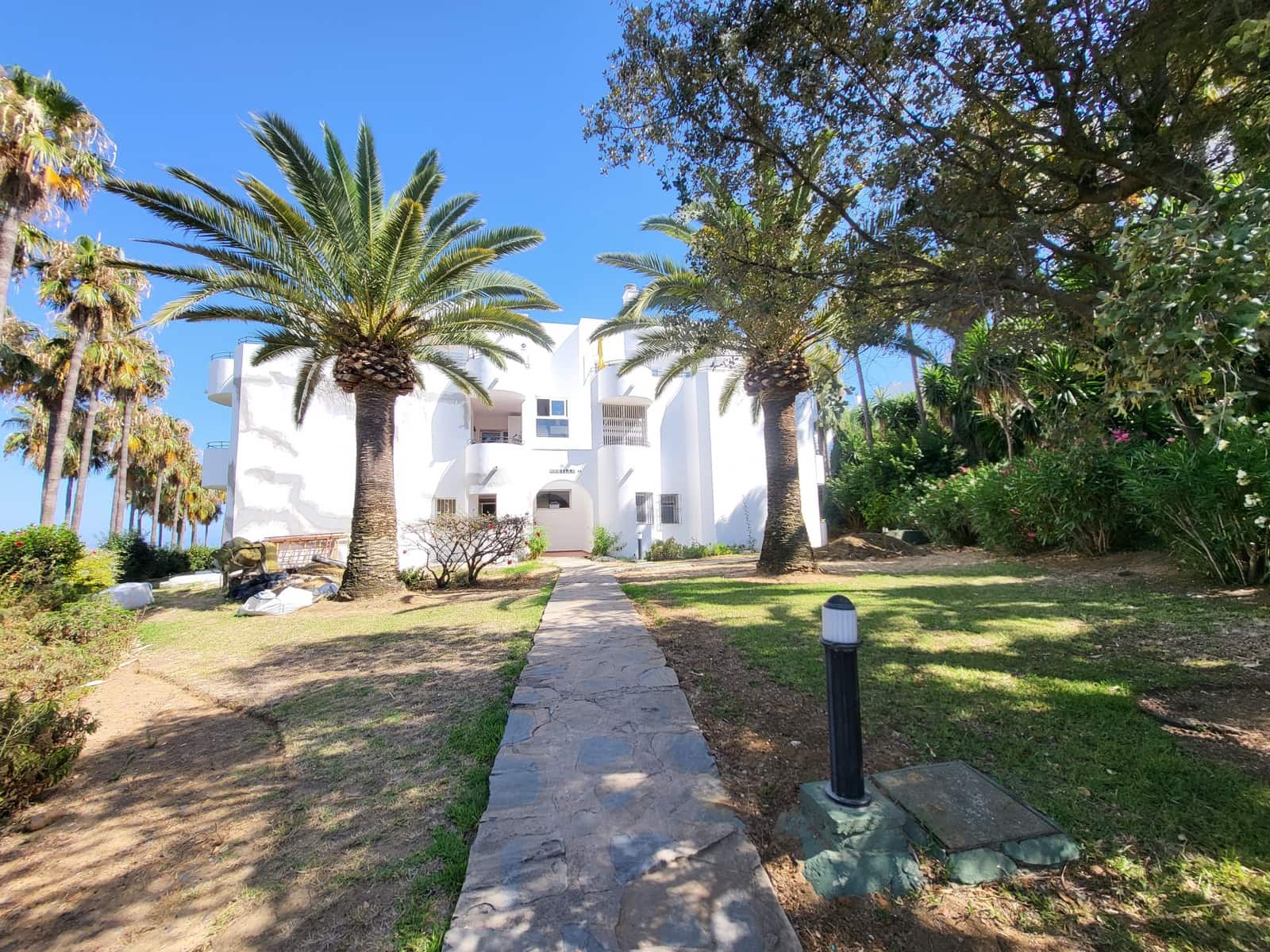 2 bedroom Apartment for sale in Estepona with pool - € 260,000 (Ref: 9057106)