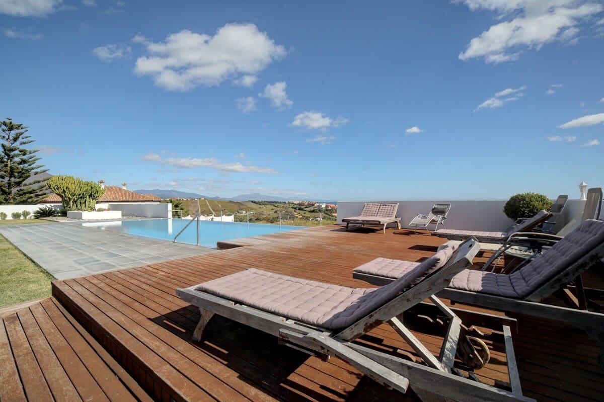6 bedroom Villa for sale in San Luis de Sabinillas with pool garage - € 2,500,000 (Ref: 9131436)