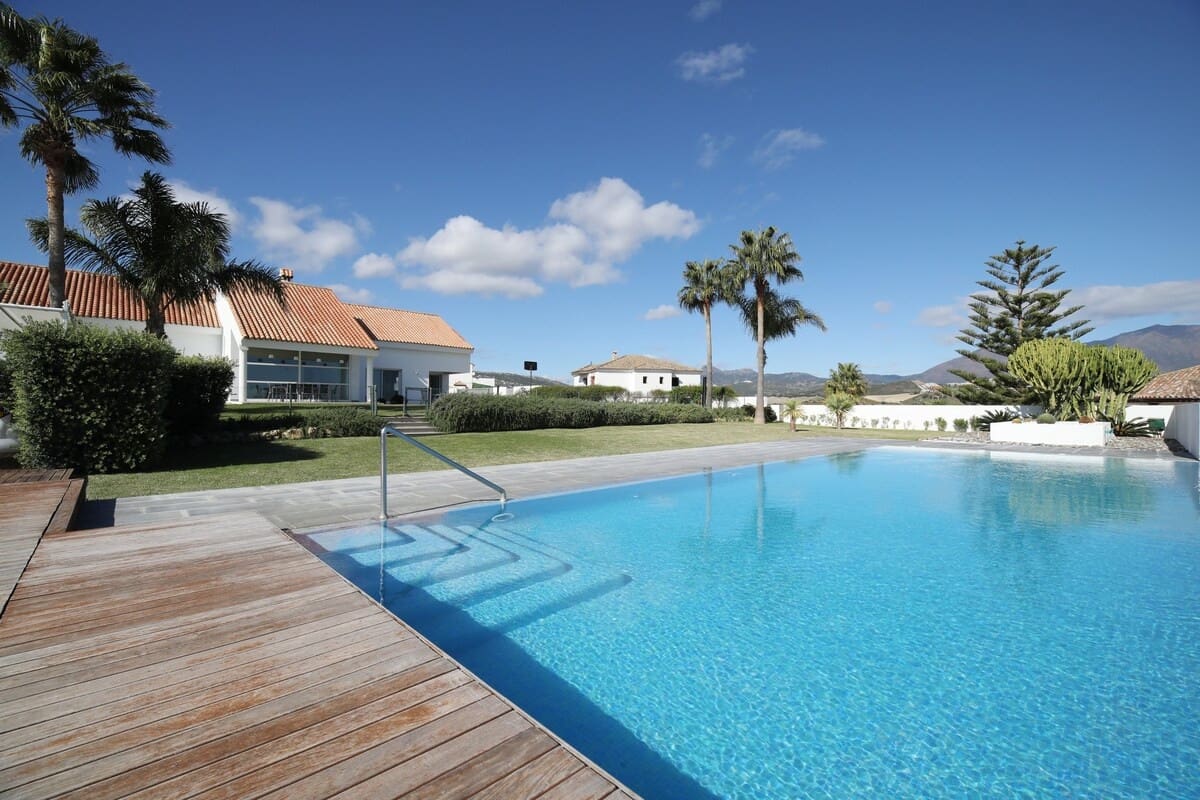 6 bedroom Villa for sale in San Luis de Sabinillas with pool garage - € 2,500,000 (Ref: 9131436)