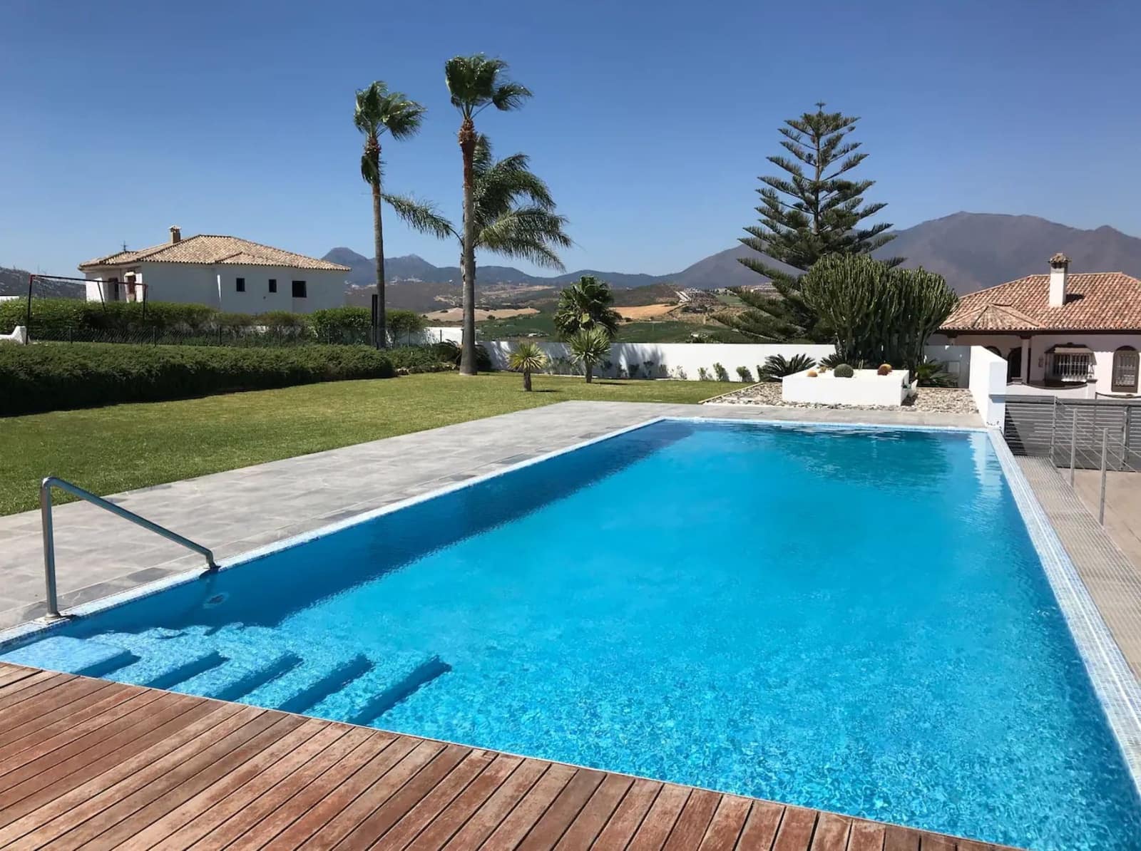 6 bedroom Villa for sale in San Luis de Sabinillas with pool garage - € 2,500,000 (Ref: 9131436)