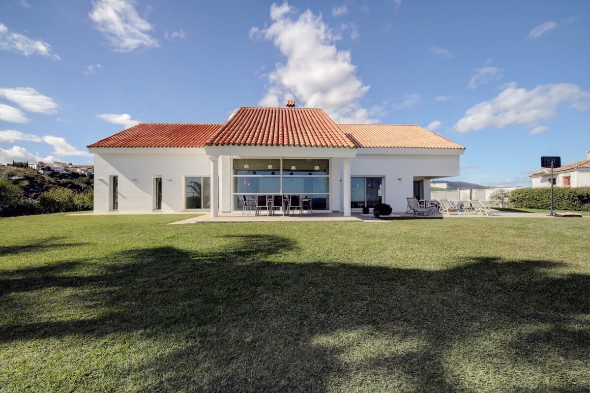 6 bedroom Villa for sale in San Luis de Sabinillas with pool garage - € 2,500,000 (Ref: 9131436)