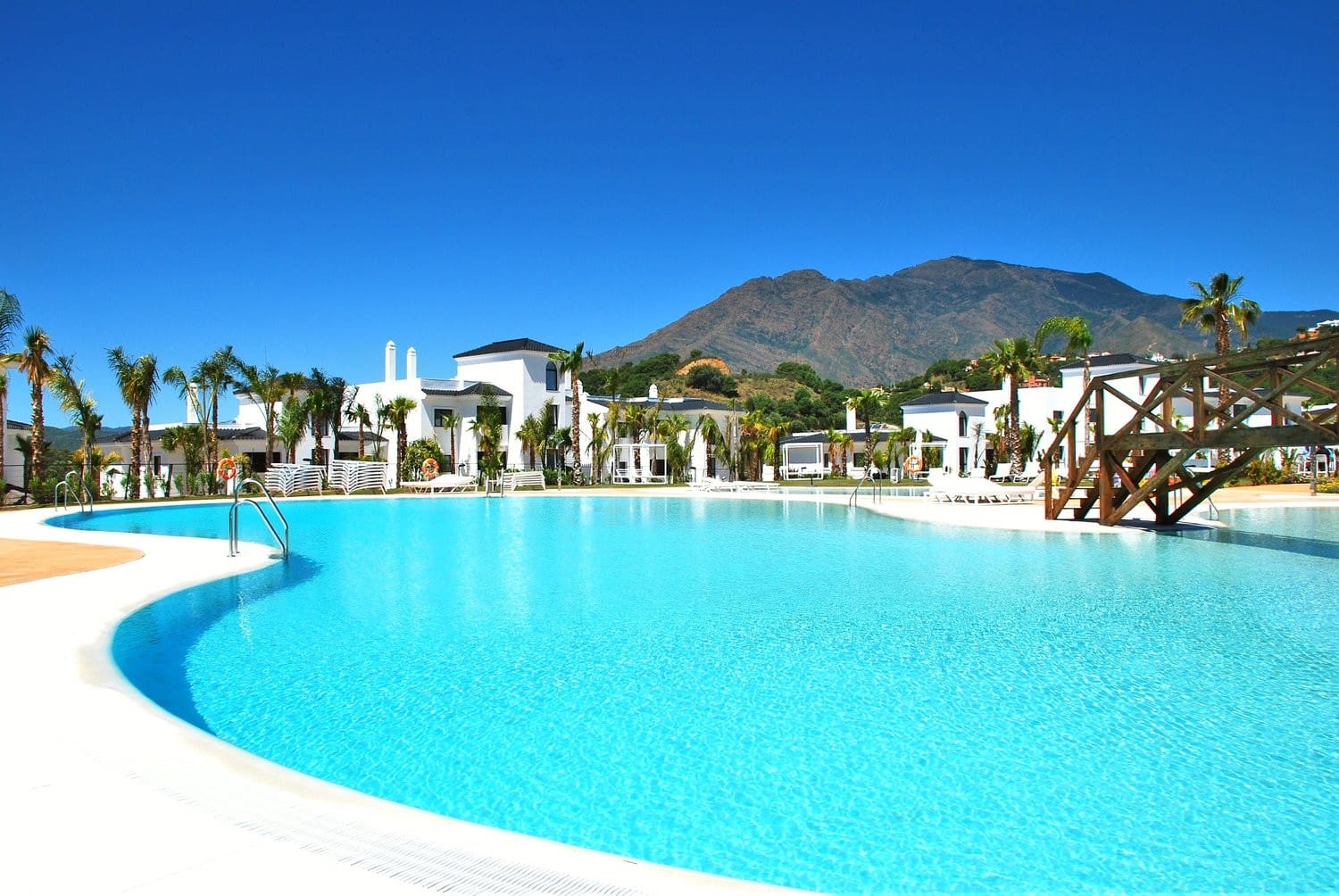 3 bedroom Apartment for sale in Estepona with pool garage - € 860,000 (Ref: 9138304)