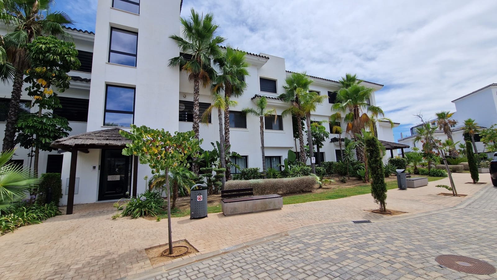 3 bedroom Apartment for sale in Estepona with pool garage - € 860,000 (Ref: 9138304)