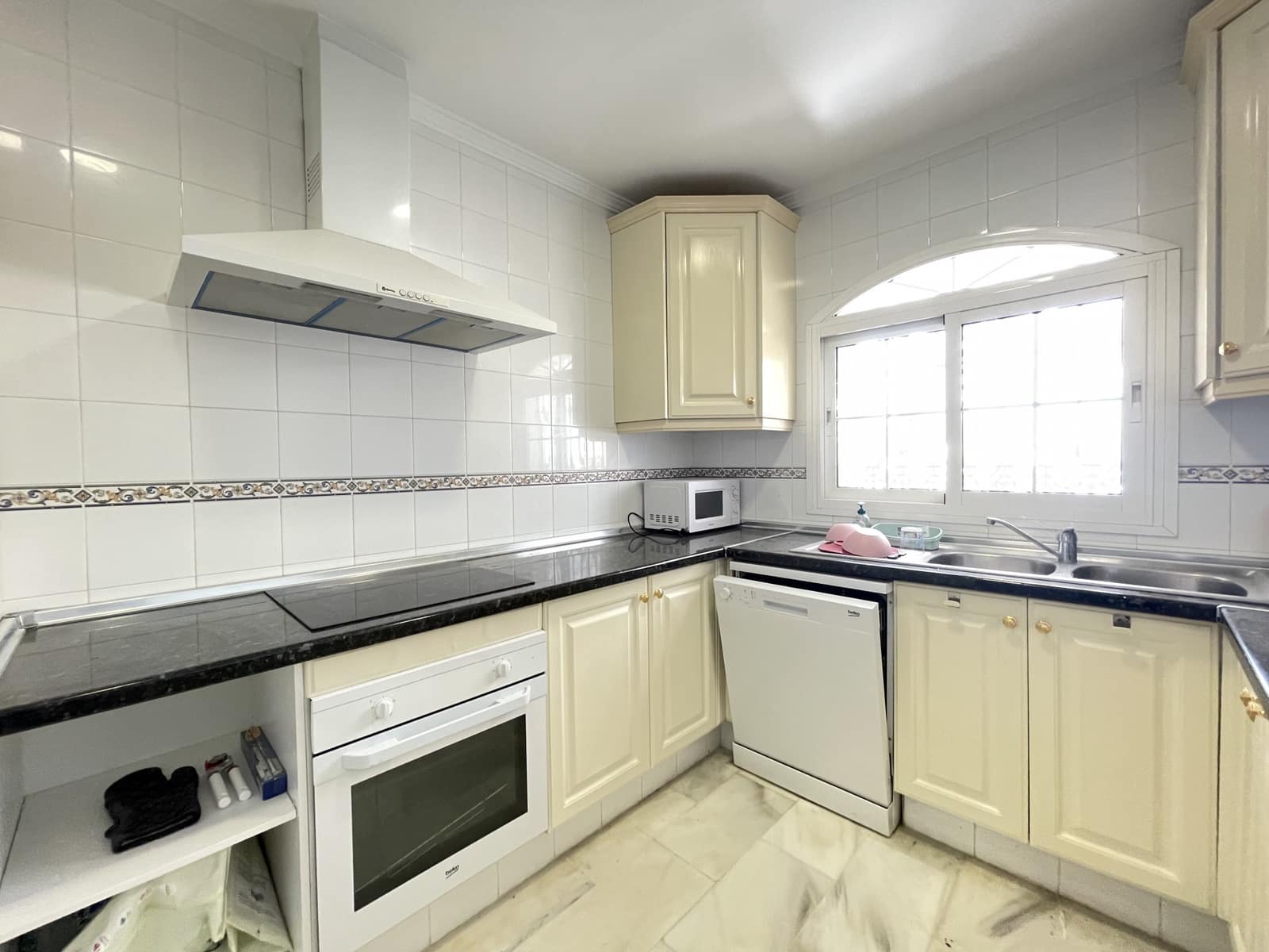 2 chambre Appartement à vendre à Estepona avec piscine garage - 239 000 € (Ref: 9191907)