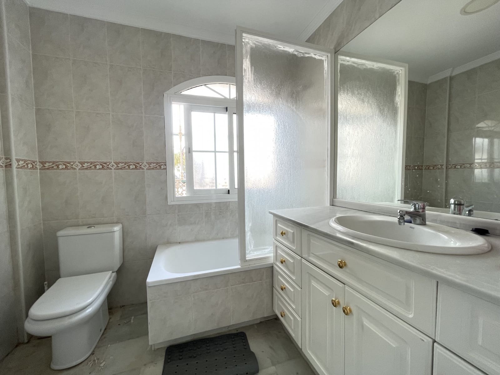 2 chambre Appartement à vendre à Estepona avec piscine garage - 239 000 € (Ref: 9191907)