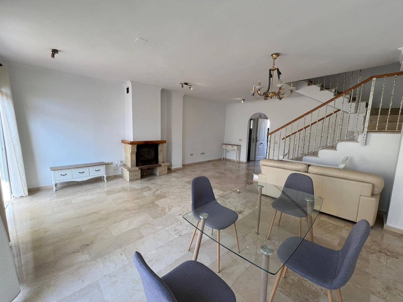 3 soveværelse Byhus til salg i Estepona med swimmingpool garage - € 575.000 (Ref: 9357790)