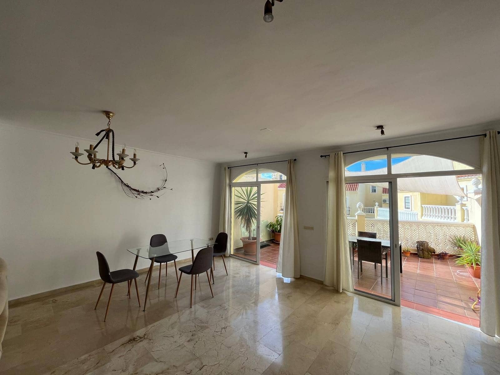 3 soveværelse Byhus til salg i Estepona med swimmingpool garage - € 575.000 (Ref: 9357790)