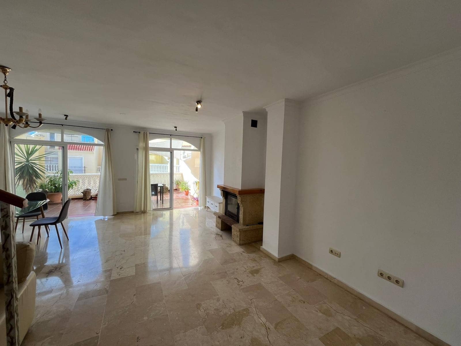 3 soveværelse Byhus til salg i Estepona med swimmingpool garage - € 575.000 (Ref: 9357790)