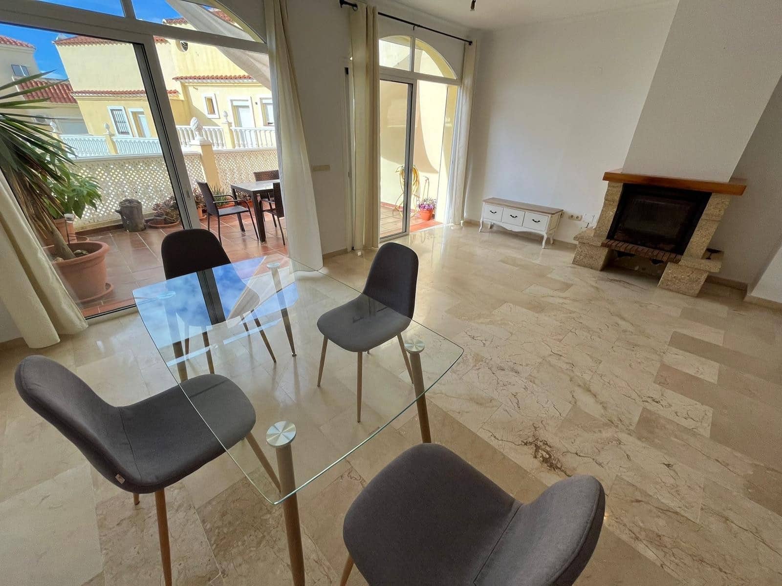 3 soveværelse Byhus til salg i Estepona med swimmingpool garage - € 575.000 (Ref: 9357790)