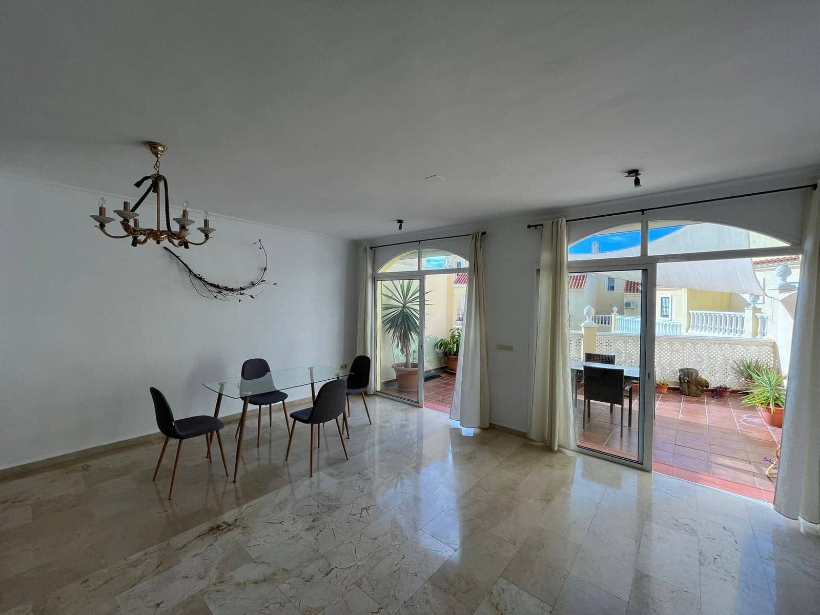 3 soveværelse Byhus til salg i Estepona med swimmingpool garage - € 575.000 (Ref: 9357790)