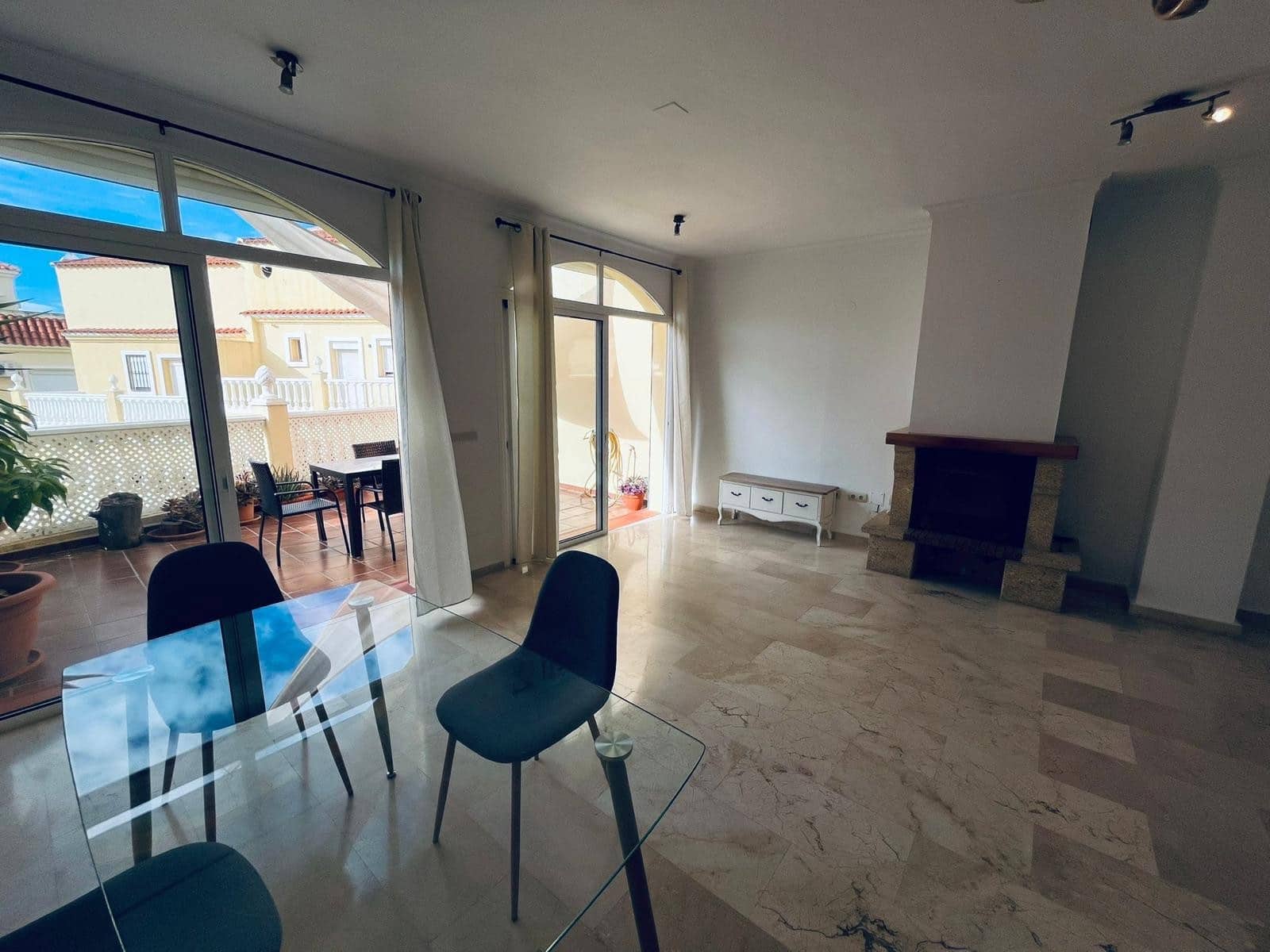 3 soveværelse Byhus til salg i Estepona med swimmingpool garage - € 575.000 (Ref: 9357790)