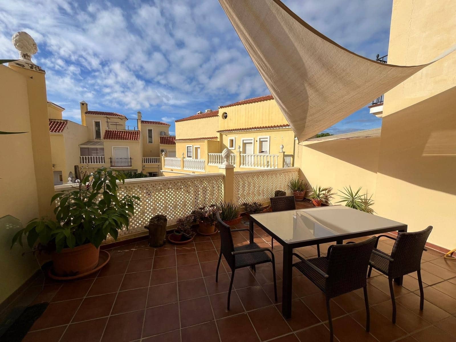 3 soveværelse Byhus til salg i Estepona med swimmingpool garage - € 575.000 (Ref: 9357790)