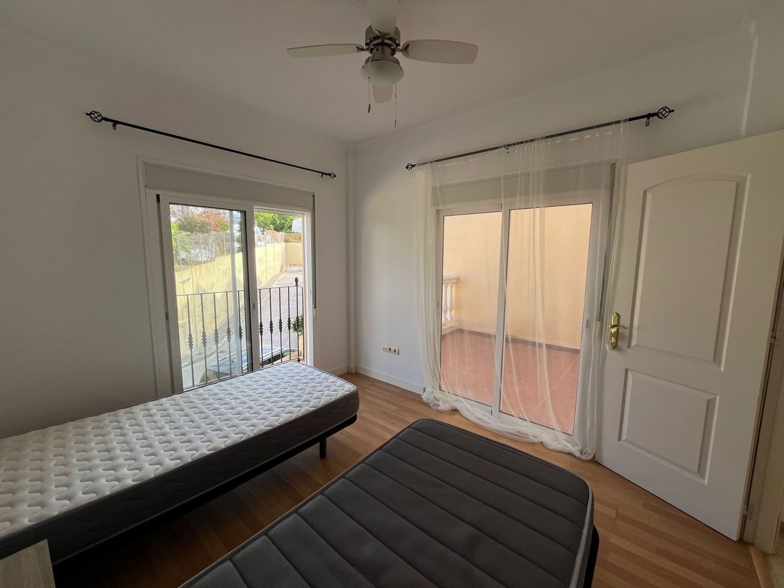 3 soveværelse Byhus til salg i Estepona med swimmingpool garage - € 575.000 (Ref: 9357790)