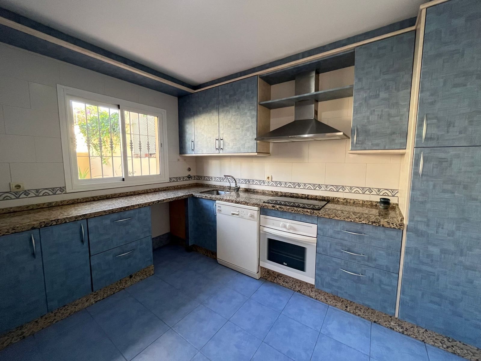 3 soveværelse Byhus til salg i Estepona med swimmingpool garage - € 575.000 (Ref: 9357790)