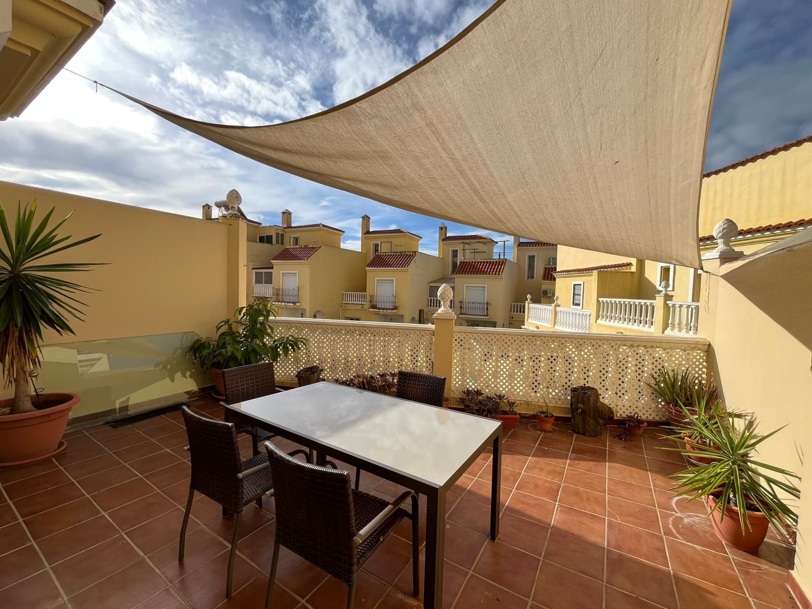 3 soveværelse Byhus til salg i Estepona med swimmingpool garage - € 575.000 (Ref: 9357790)