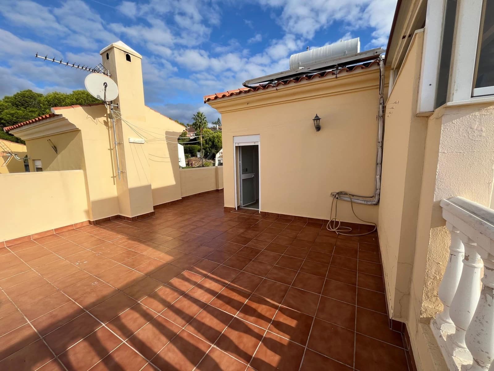 3 soveværelse Byhus til salg i Estepona med swimmingpool garage - € 575.000 (Ref: 9357790)