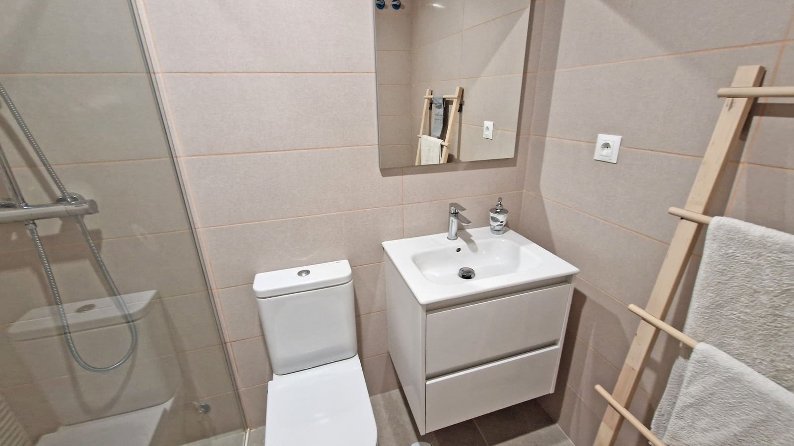 3 bedroom Apartment for sale in Estepona with pool garage - € 439,000 (Ref: 9371229)