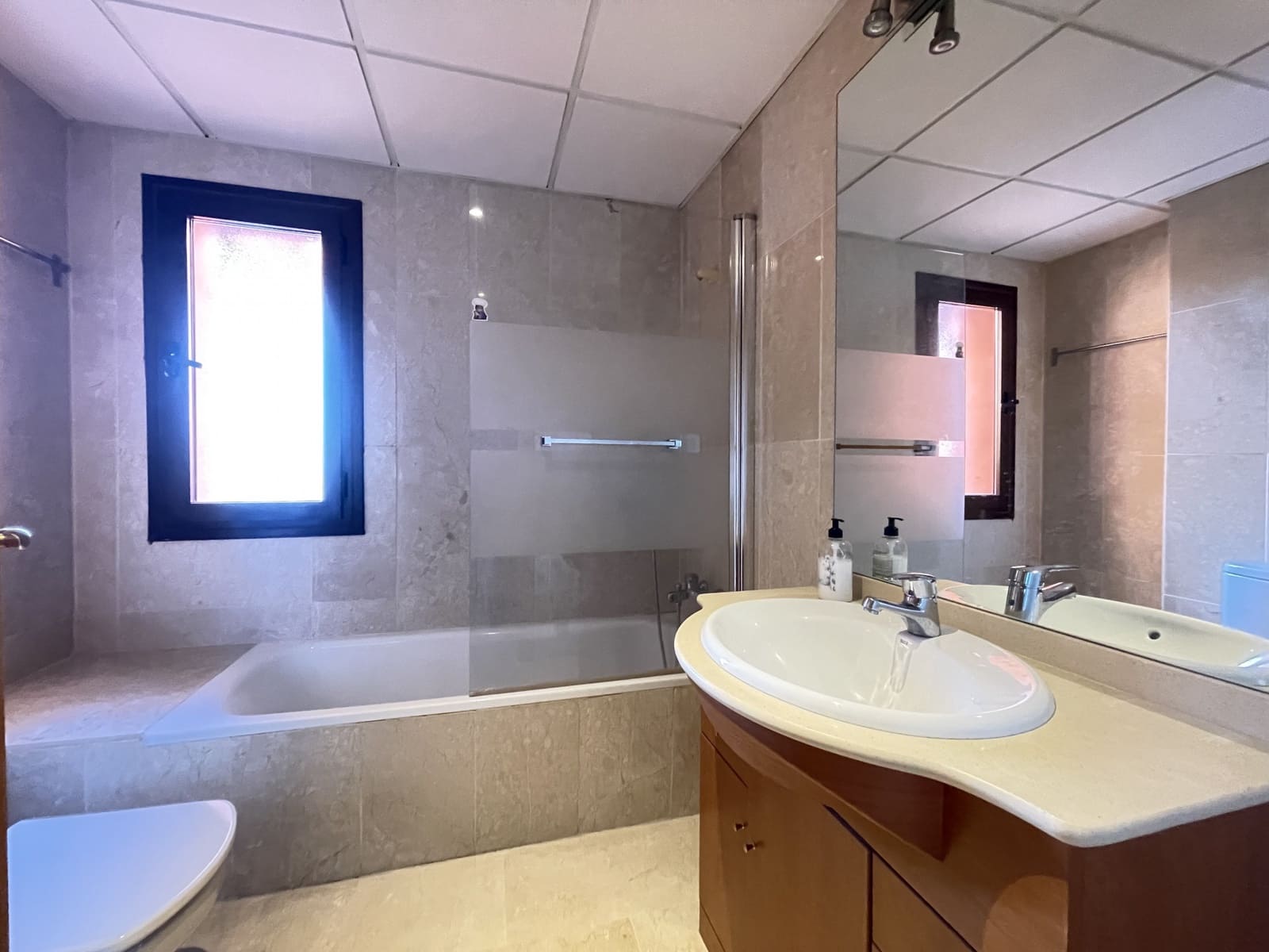 2 chambre Appartement à vendre à Estepona avec piscine garage - 335 000 € (Ref: 9400190)