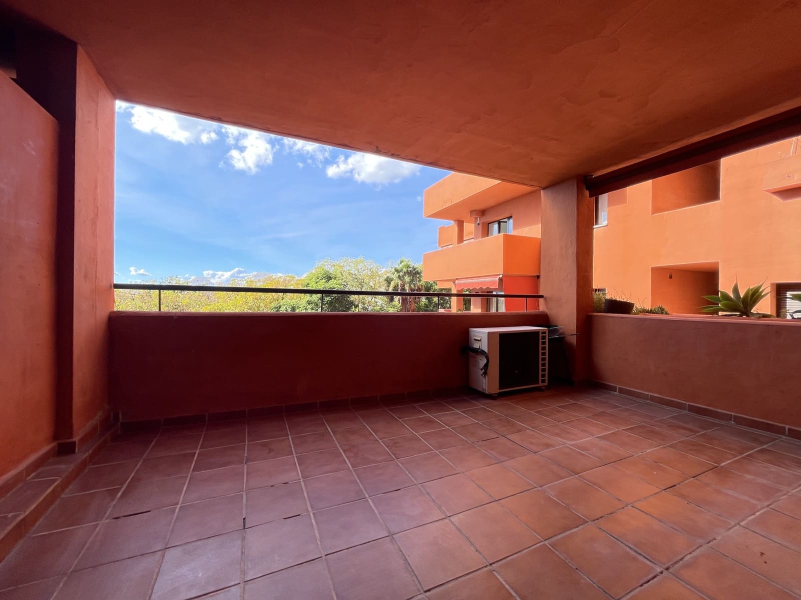 2 chambre Appartement à vendre à Estepona avec piscine garage - 335 000 € (Ref: 9400190)