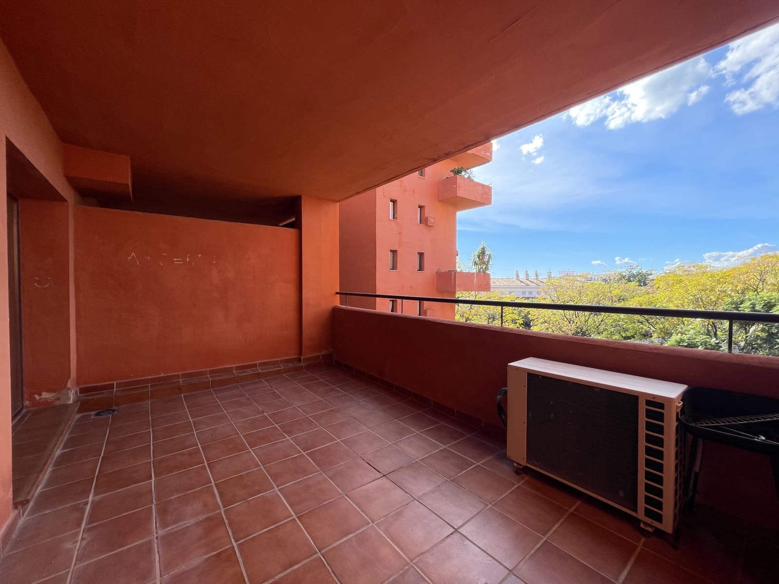 2 chambre Appartement à vendre à Estepona avec piscine garage - 335 000 € (Ref: 9400190)