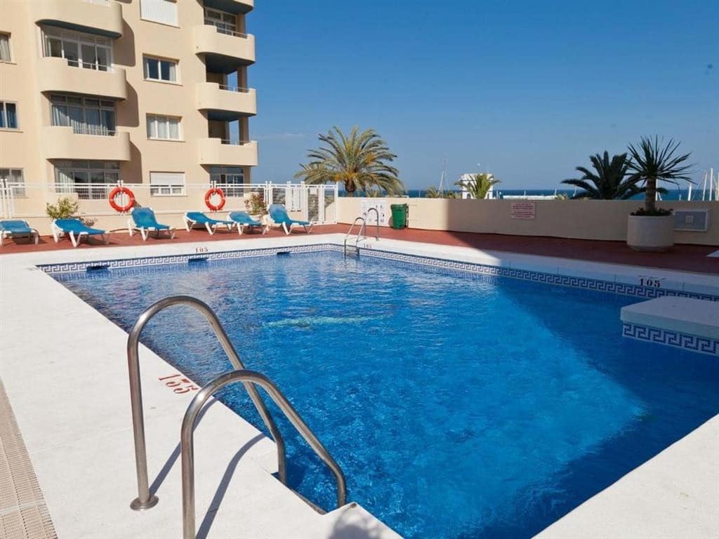 Apartamento de 2 habitaciones en Estepona en venta con piscina - 445.000 € (Ref: 9447048)