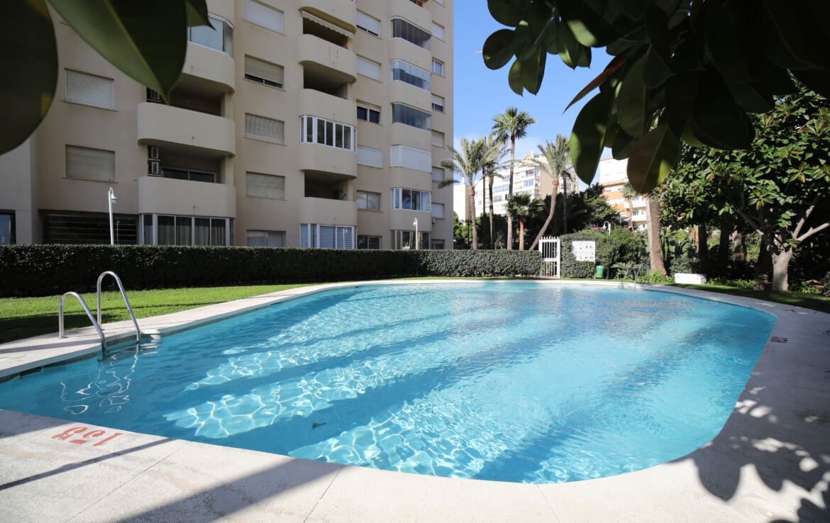Apartamento de 2 habitaciones en Estepona en venta con piscina - 445.000 € (Ref: 9447048)