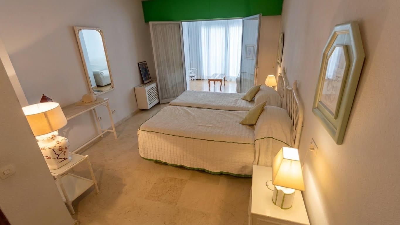 Apartamento de 2 habitaciones en Estepona en venta con piscina - 445.000 € (Ref: 9447048)